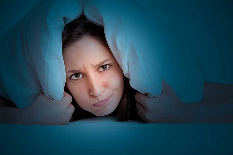 Mujer intentando concilliar el sueño
